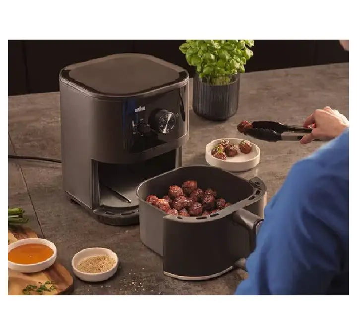 Close-up view of the 8 automatic quick cooking program icons on the Braun HF 3000 digital air fryer panel