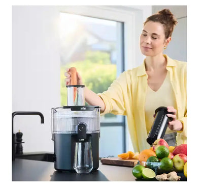 Detailed top view of the 75mm wide feeding chute and pusher accessory on the black Braun MultiJuice 5 centrifugal juicer.