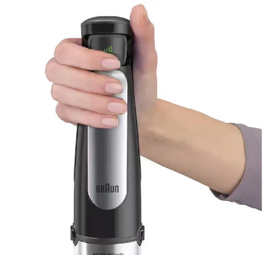 Using the Braun Easy SmartSpeed trigger to intuitively adjust blending power with one hand.