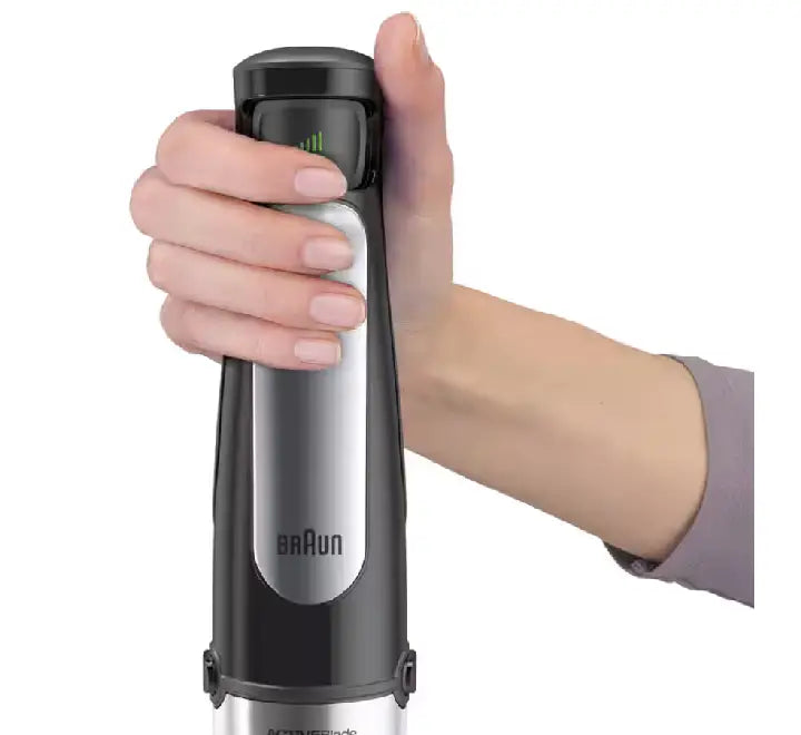 Using the Braun Easy SmartSpeed trigger to intuitively adjust blending power with one hand.